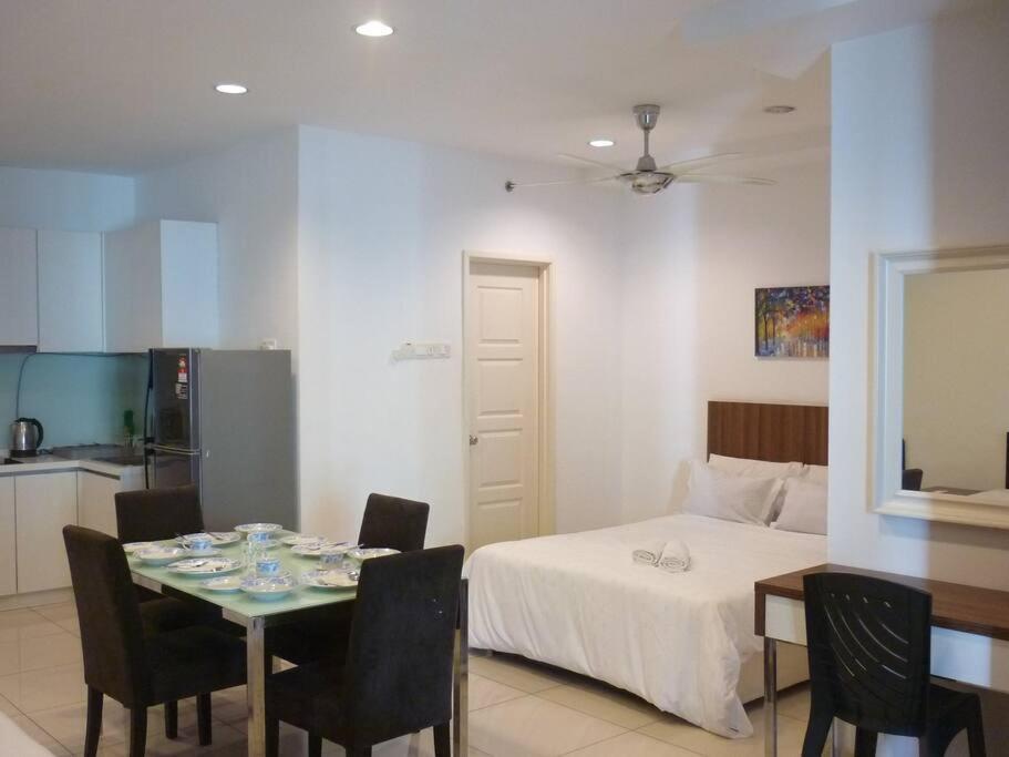At Middle Floor Sea View George Town
