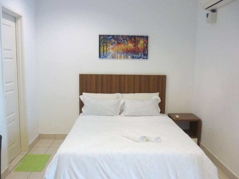 At Middle Floor Sea View Apartment George Town